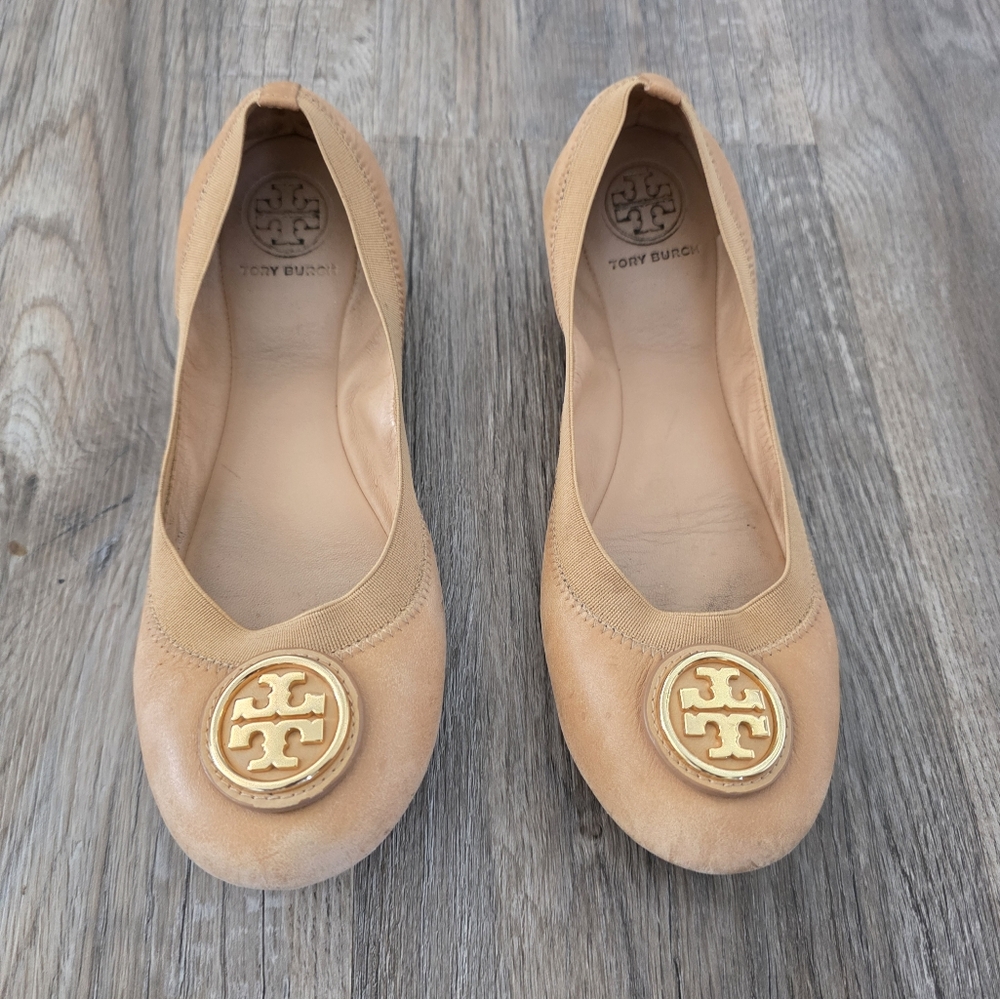 Tory Burch Women's  Camel Loafers with Gold Emblem Size 8M